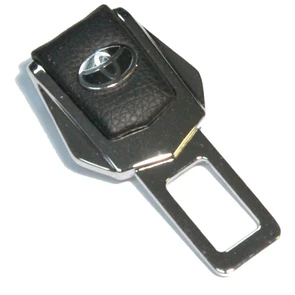 {{photo.Alt || photo.Description || 'Заглушка ремня безопасности с логотипом Toyota'}}