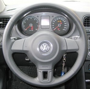 {{photo.Alt || photo.Description || 'Оплетка на руль из натуральной кожи Volkswagen Polo V 2009-2014 г.в. (черная)'}}