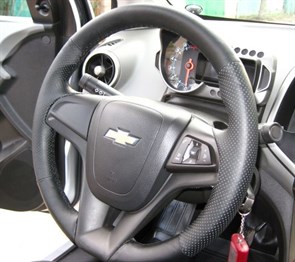{{photo.Alt || photo.Description || 'Оплетка на руль из натуральной кожи Chevrolet Aveo II 2011 - 2015 (черная)'}}