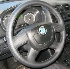 {{photo.Alt || photo.Description || 'Оплетка на руль из натуральной кожи Skoda Octavia II рестайлинг (2008-2013)'}}
